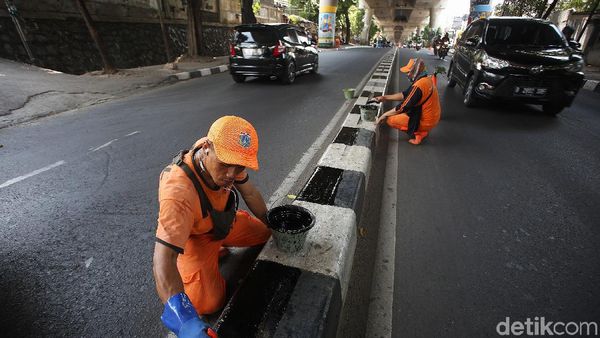 Pasukan Oranye Cat Pembatas Jalan