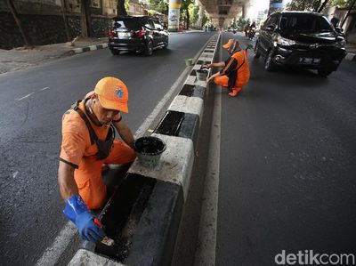 Pasukan Oranye Cat Pembatas Jalan
