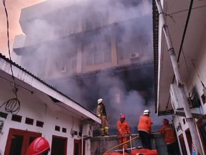 Saksi Sempat Dengar 4 Kali Ledakan di Kebakaran SMK Yadika 6 Bekasi Saksi Sempat Dengar 4 Kali Ledakan di Kebakaran SMK Yadika 6 Bekasi