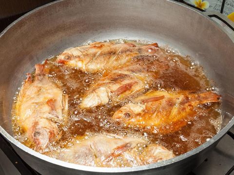 3 Tips Aman Menggoreng Ikan Agar Tidak Meletup