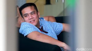 Senyum Putra Menkum HAM saat Akan Diperiksa KPK