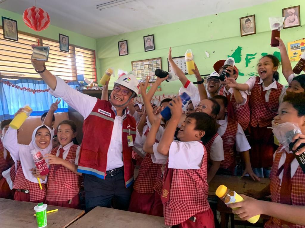 GM Pertamina Ajari Bisnis Migas ke Ratusan Anak SD GM Pertamina Ajari Bisnis Migas ke Ratusan Anak SD