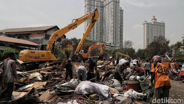 Melihat Aktivitas Eskavator Menggusur Bangunan Liar di Sunter