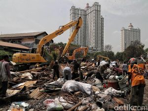 Melihat Aktivitas Eskavator Menggusur Bangunan Liar di Sunter