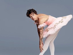 Kenakan Rok Balerina, Harry Styles Bikin Heboh