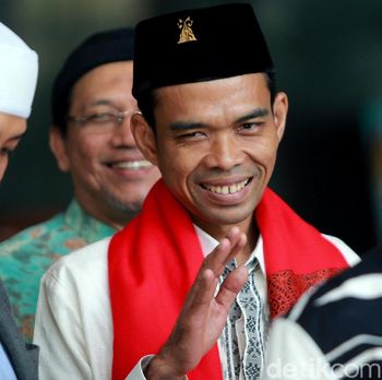 Ustaz Abdul Somad (UAS) meninggalkan gedung KPK. Ia mengatakan kehadirannya untuk mengisi tausiyah tentang penguatan mental di tubuh lembaga antirasuah itu.