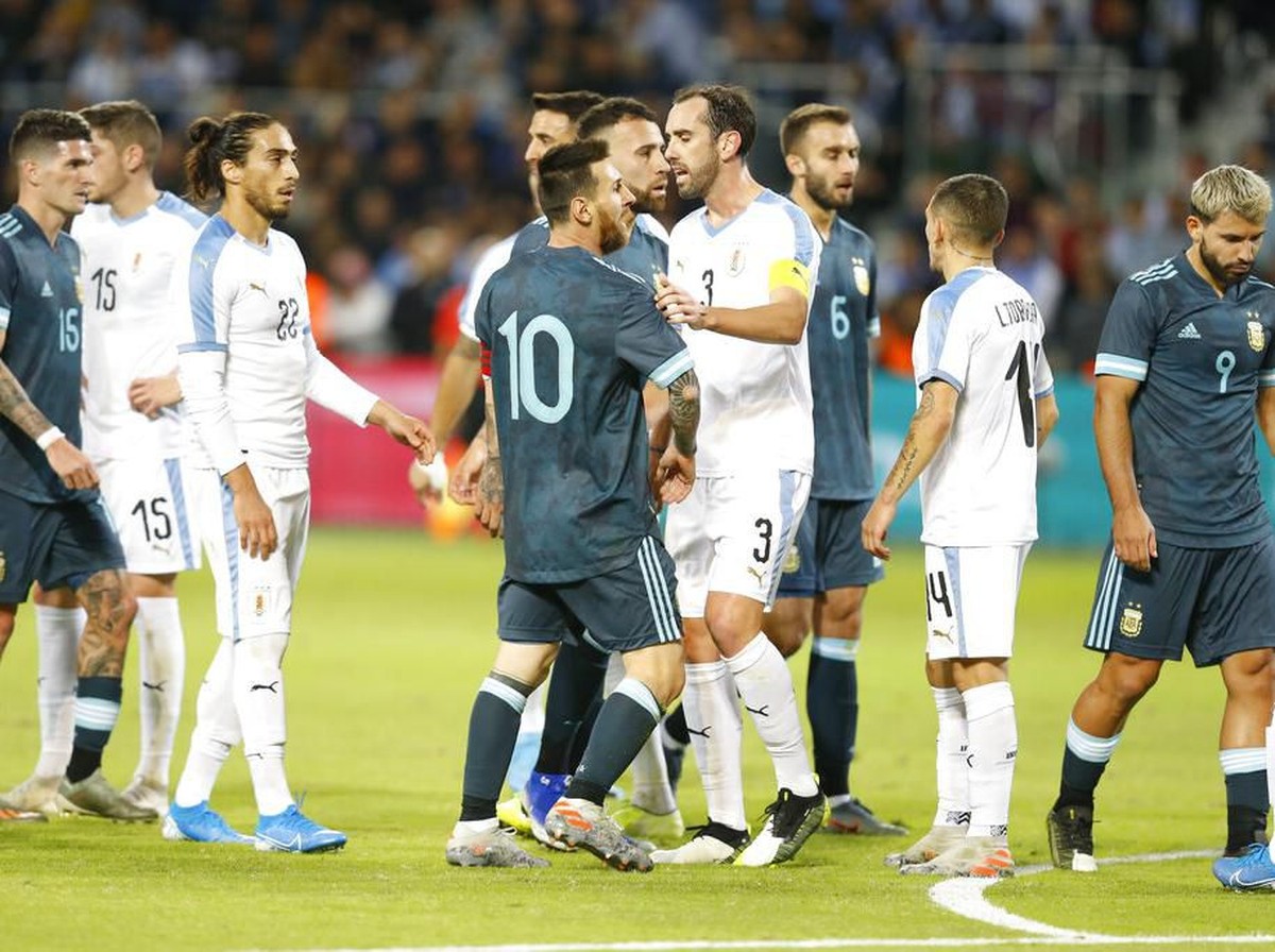 Momen saat Messi bersitegang dengan Uruguay. (Foto: Ariel Schalit/AP Photo)