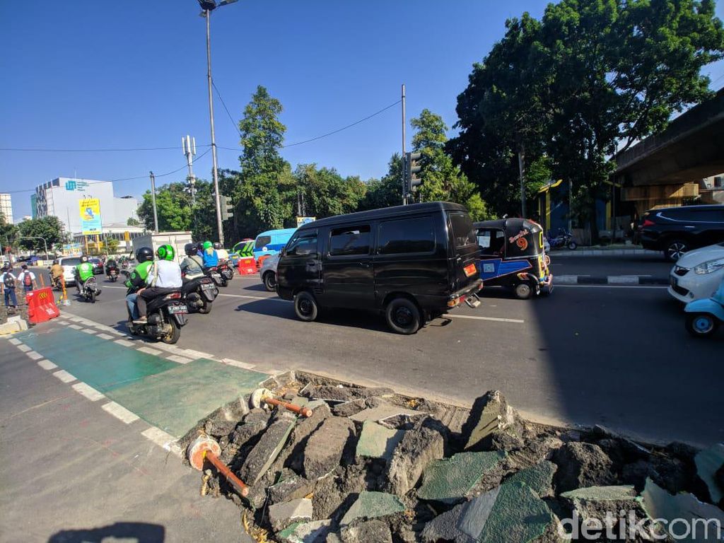 Giliran Jalur Sepeda Dibongkar demi Trotoar Giliran Jalur Sepeda Dibongkar demi Trotoar