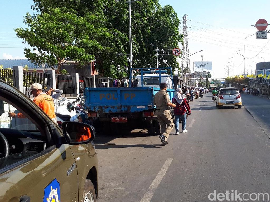 PKL di Jalan Pasar Senen Masih Jualan Jelang Relokasi, Satpol PP Berjaga PKL di Jalan Pasar Senen Masih Jualan Jelang Relokasi, Satpol PP Berjaga