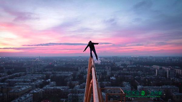 Aksi Gila Instagrammer Bertaruh Nyawa di Ketinggian