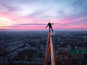 Aksi Gila Instagrammer Bertaruh Nyawa di Ketinggian Aksi Gila Instagrammer Bertaruh Nyawa di Ketinggian
