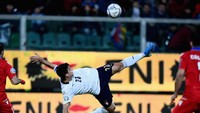 Unggul 7-0 tak membuat Gli Azzurri puas. Tiga menit berselang, Orsolini mencetak gol debutnya lewat sundulan usai menerima crossing dari Chiesa. 8-0 untuk Italia. Claudio Villa/Getty Images.