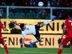 Unggul 7-0 tak membuat Gli Azzurri puas. Tiga menit berselang, Orsolini mencetak gol debutnya lewat sundulan usai menerima crossing dari Chiesa. 8-0 untuk Italia. Claudio Villa/Getty Images.