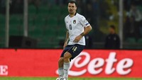 Di menit ke-72, sontekan Alessio Romangnoli memperbesar skor menjadi 6-0 usai memanfaatkan kemelut di depan gawang Armenia. Claudio Villa/Getty Images.