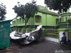 Kubah Masjid ABRI Cimahi Berdiameter 45 M Terbang Disapu Hujan Angin