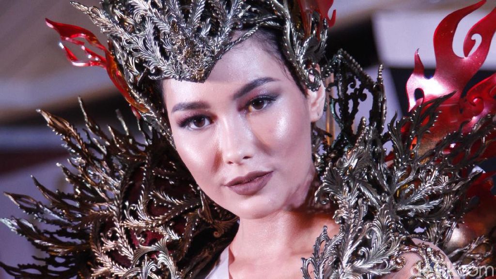 Foto: Kostum Nasional Frederika Cull di Miss Universe 2019, Bobotnya 10 Kg