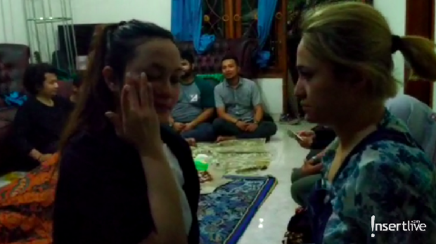 Istri Cecep Reza menangis di pelukan Marshanda