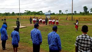 Prajurit TNI Gelar Upacara Bendera di SD Perbatasan RI-PNG
