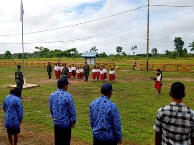 Prajurit TNI Gelar Upacara Bendera di SD Perbatasan RI-PNG