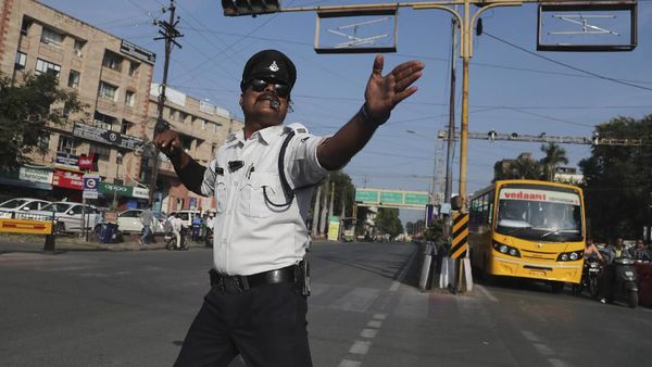 Aksi Unik Polisi India Mengatur Lalu Lintas Sambil Menari
