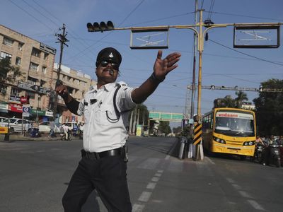 Aksi Unik Polisi India Mengatur Lalu Lintas Sambil Menari