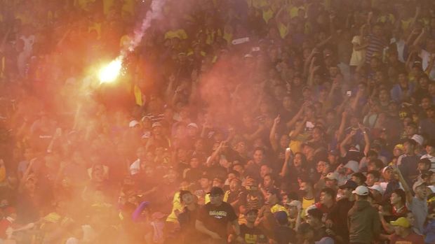 Para suporter Malaysia menyalakan asap suar saat laga Malaysia vs Indonesia di Stadion Bukit Jalil. (
