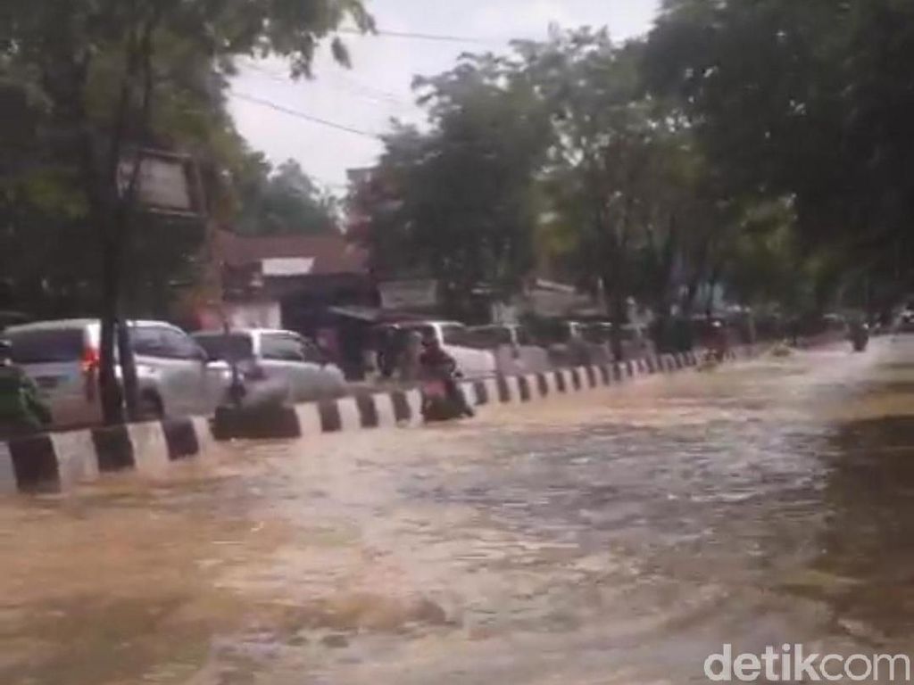 Banjir Lagi di Jalanan Kota Samarinda Banjir Lagi di Jalanan Kota Samarinda