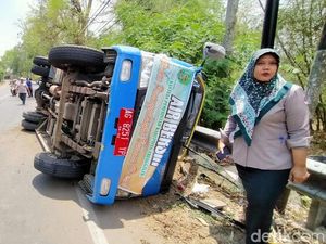 Mobil Tangki BPBD Trenggalek Terguling Saat Kirim Bantuan Air Bersih