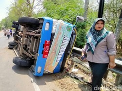Mobil Tangki BPBD Trenggalek Terguling Saat Kirim Bantuan Air Bersih
