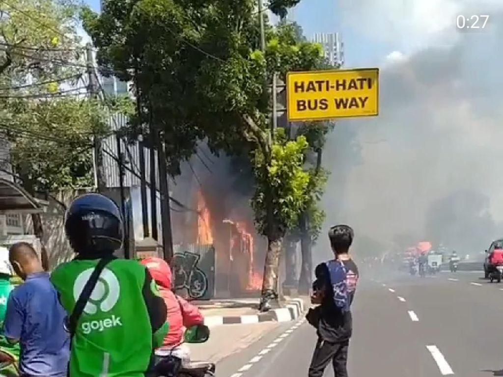 Bedeng di Pinggir Jalan Gatsu Terbakar Siang Tadi, Tak Ada Korban Jiwa Bedeng di Pinggir Jalan Gatsu Terbakar Siang Tadi, Tak Ada Korban Jiwa