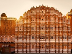 Pesona Kota Merah Jambu di Segitiga Emas India