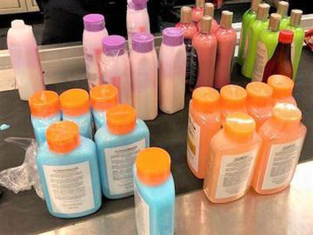 Petugas Bandara Temukan Kokain dalam 24 Botol Sampo Petugas Bandara Temukan Kokain dalam 24 Botol Sampo