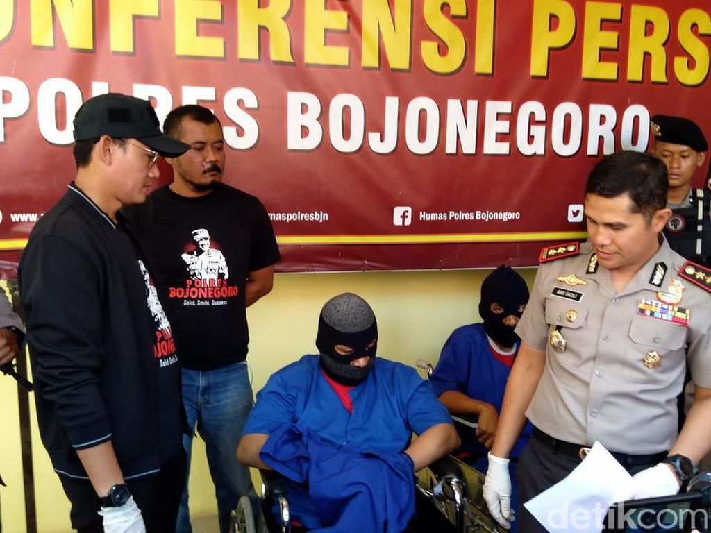 Polisi Bojonegoro Tangkap Dua Maling Uang Nasabah Rp 175 Juta Polisi Bojonegoro Tangkap Dua Maling Uang Nasabah Rp 175 Juta