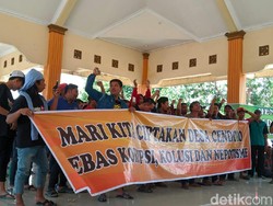 Puluhan Warga di Mojokerto Protes Pengelolaan Dana Desa Tak Transparan