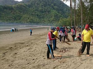 Seribu Warga Sapu Bersih Enam Pantai di Trenggalek Seribu Warga Sapu Bersih Enam Pantai di Trenggalek