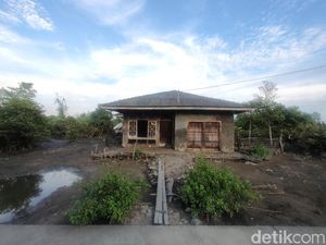 Densus 88 Geledah Rumah Tersangka Teroris di Medan Belawan Densus 88 Geledah Rumah Tersangka Teroris di Medan Belawan