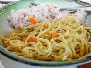 Jangan Makan Mie Instan Pakai Nasi, Ini Efek Buruknya Jangan Makan Mie Instan Pakai Nasi, Ini Efek Buruknya