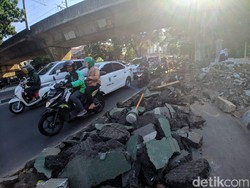 Jalur Sepeda Cikini Dibongkar demi Trotoar, Bongkahan Aspal-Beton Berantakan