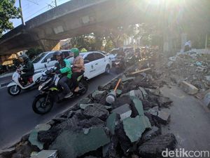 Jalur Sepeda Cikini Dibongkar demi Trotoar, Bongkahan Aspal-Beton Berantakan Jalur Sepeda Cikini Dibongkar demi Trotoar, Bongkahan Aspal-Beton Berantakan