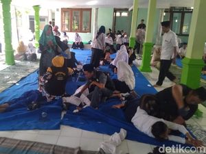 Kerap Kesurupan Massal, Puluhan Pelajar SMP di Jombang Dirukyah Kerap Kesurupan Massal, Puluhan Pelajar SMP di Jombang Dirukyah