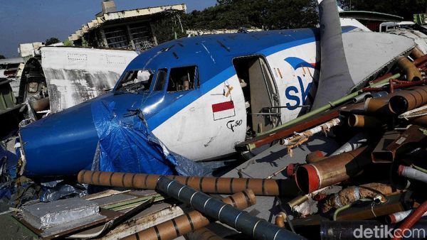 Potret Tumpukan Bangkai Pesawat di Pesisir Jakarta Utara
