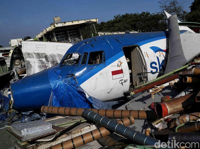 Potret Tumpukan Bangkai Pesawat di Pesisir Jakarta Utara