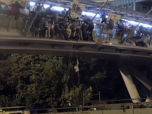 Saat Ratusan Demonstran Hong Kong Dikepung Polisi di Kampus Saat Ratusan Demonstran Hong Kong Dikepung Polisi di Kampus