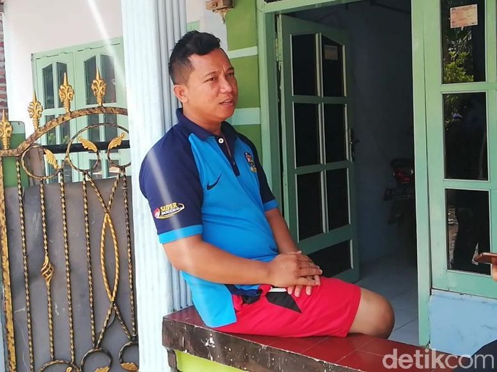 Terduga Teroris yang Ditangkap di Pasuruan Kerja Sebagai Sales Sparepart Terduga Teroris yang Ditangkap di Pasuruan Kerja Sebagai Sales Sparepart