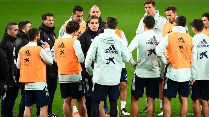 Robert Moreno kabarnya sudah berpamitan kepada para pemain timnas Spanyol di tengah isu kembalinya Luis Enrique (Foto: GABRIEL BOUYS / AFP) Robert Moreno kabarnya sudah berpamitan kepada para pemain timnas Spanyol di tengah isu kembalinya Luis Enrique (Foto: GABRIEL BOUYS / AFP)