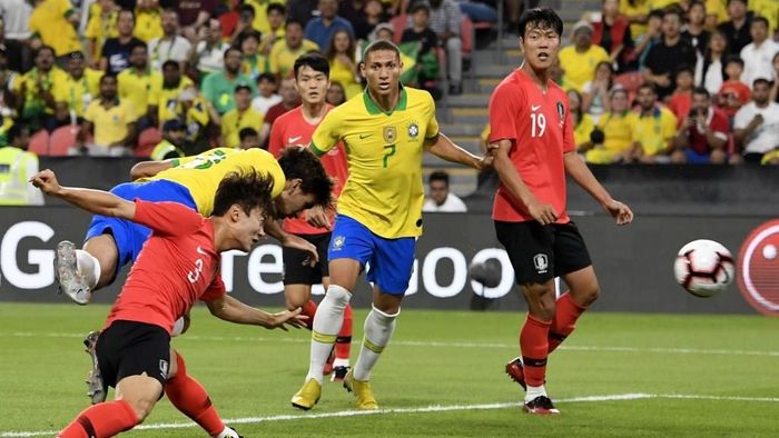 Brasil menang 3-0 atas Korea Selatan dalam pertandingan persahabatan (Foto: Giuseppe CACACE / AFP) Brasil menang 3-0 atas Korea Selatan dalam pertandingan persahabatan (Foto: Giuseppe CACACE / AFP)