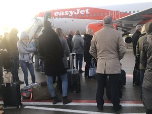 Seisi Pesawat Kedinginan di Luar karena Satu Penumpang Nyasar