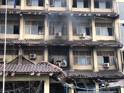 Guru-Warga Berjibaku Padamkan Kebakaran Susulan di SMK Yadika 6 Bekasi