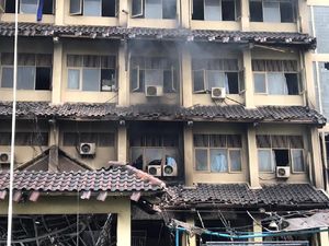 Guru-Warga Berjibaku Padamkan Kebakaran Susulan di SMK Yadika 6 Bekasi Guru-Warga Berjibaku Padamkan Kebakaran Susulan di SMK Yadika 6 Bekasi