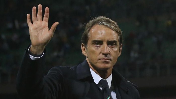 PALERMO, ITALY - NOVEMBER 18:  Head coach of Italy Roberto Mancini salutes after the UEFA Euro 2020 Qualifier between Italy and Armenia on November 18, 2019 in Palermo, Italy.  (Photo by Maurizio Lagana/Getty Images)
